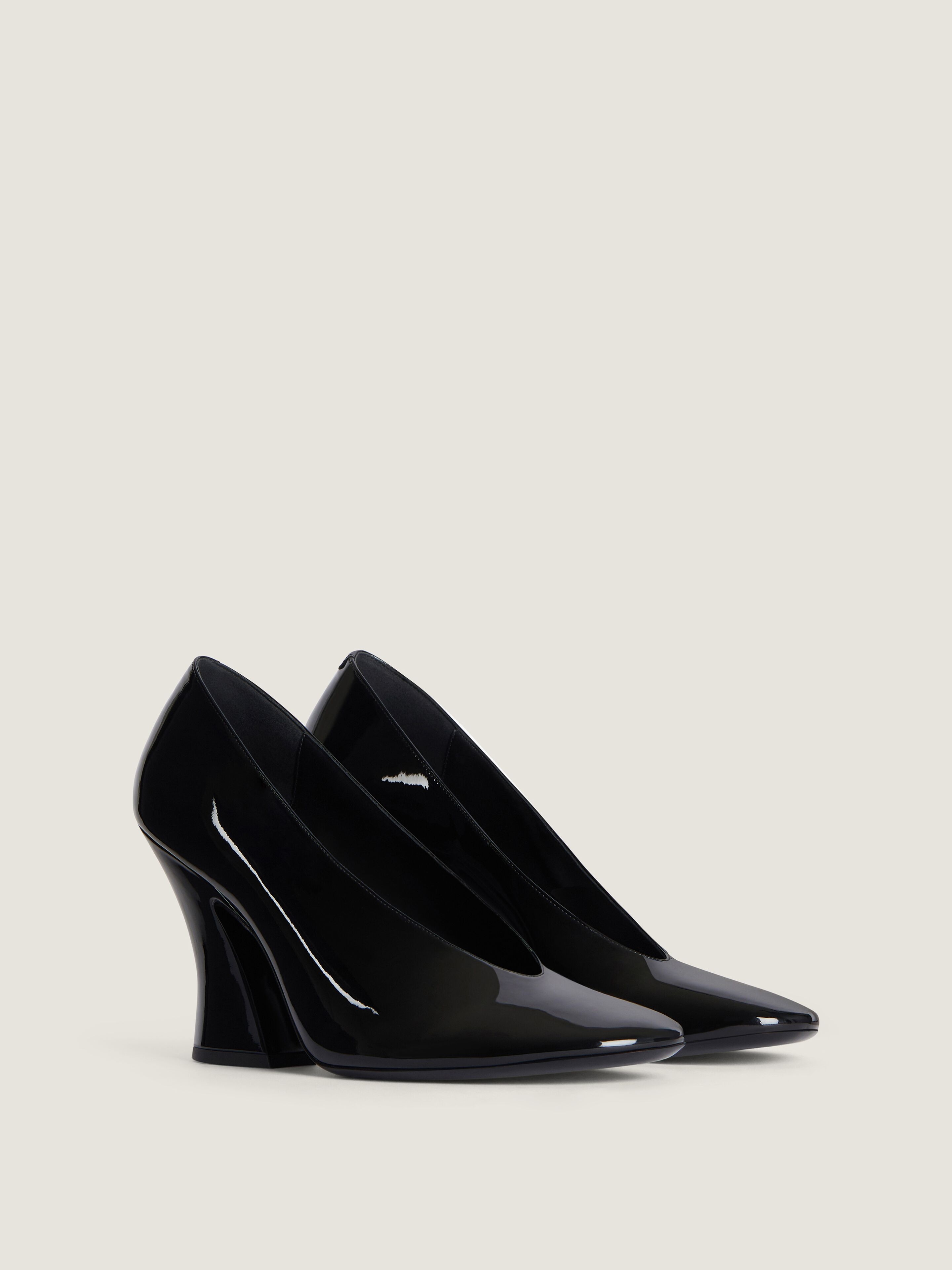 Sculpted pumps in patent leather
